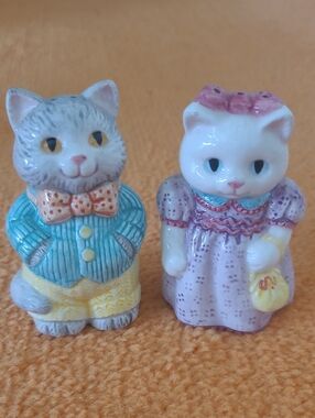 Pair of Ceramic Cat Figurines in Pastel Colors Avon 1992